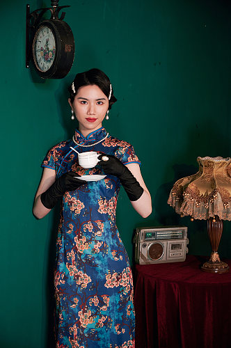 国潮中式旗美女袍手拿咖啡商业人像摄影图