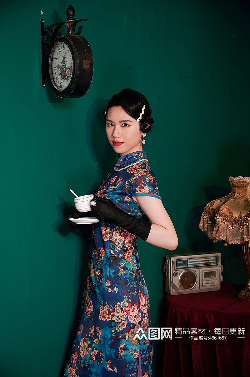 手拿咖啡中式旗袍女性商业图片人像摄影图素材
