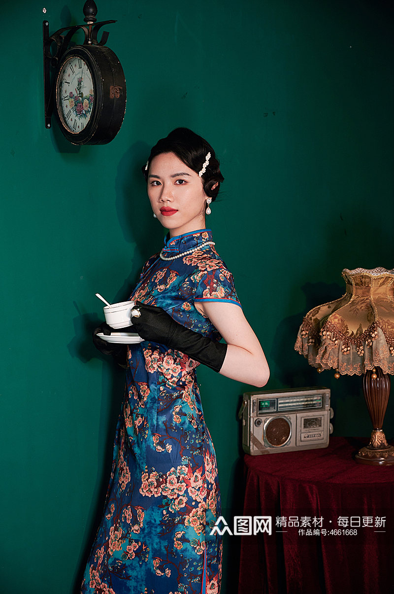 手拿咖啡国潮旗袍女性商业摄影图素材
