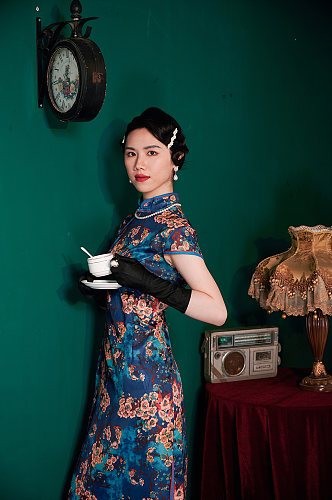 手拿咖啡国潮旗袍女性商业摄影图