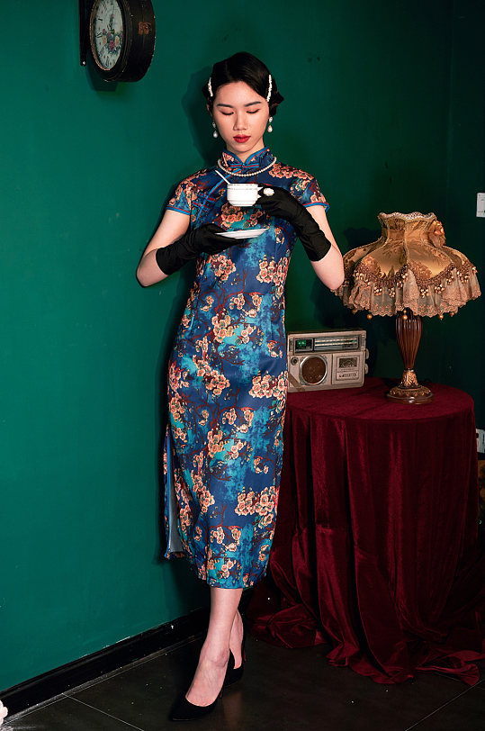 中式国潮女性拿杯子商业摄影图照片