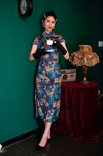 国潮女性旗袍美女手拿咖啡商业摄影图
