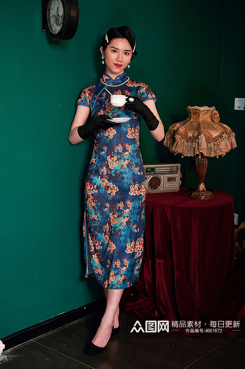 国潮女性旗袍美女手拿咖啡商业摄影图素材