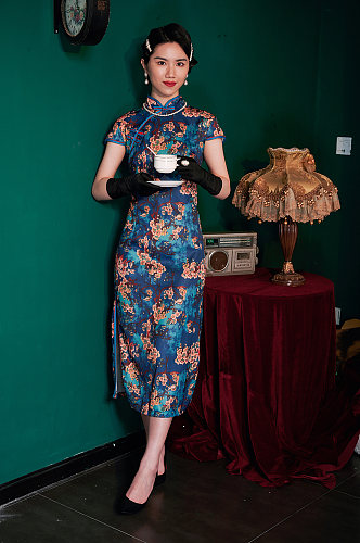 中式旗袍女性手拿咖啡商业摄影图