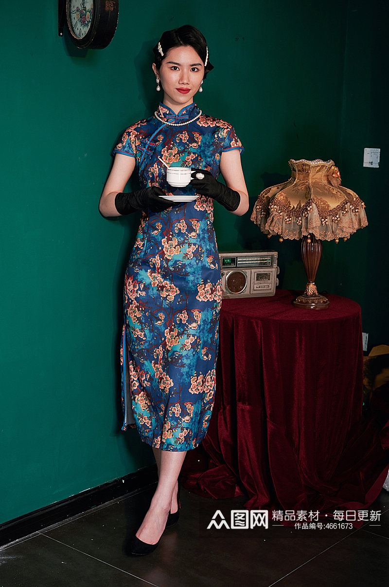 中式旗袍女性手拿咖啡商业摄影图素材