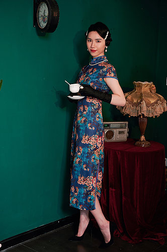 优雅旗袍女性拿咖啡古风摄影图商业摄影