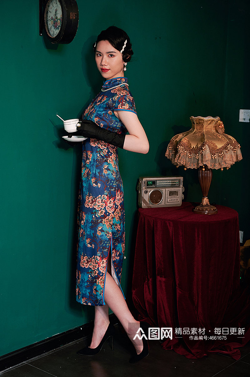 中式旗袍女生手拿咖啡商业图片摄影图素材