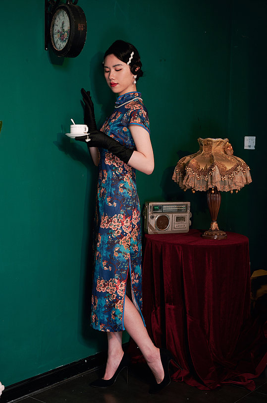 手拿咖啡中式旗袍女性商业摄影图照片