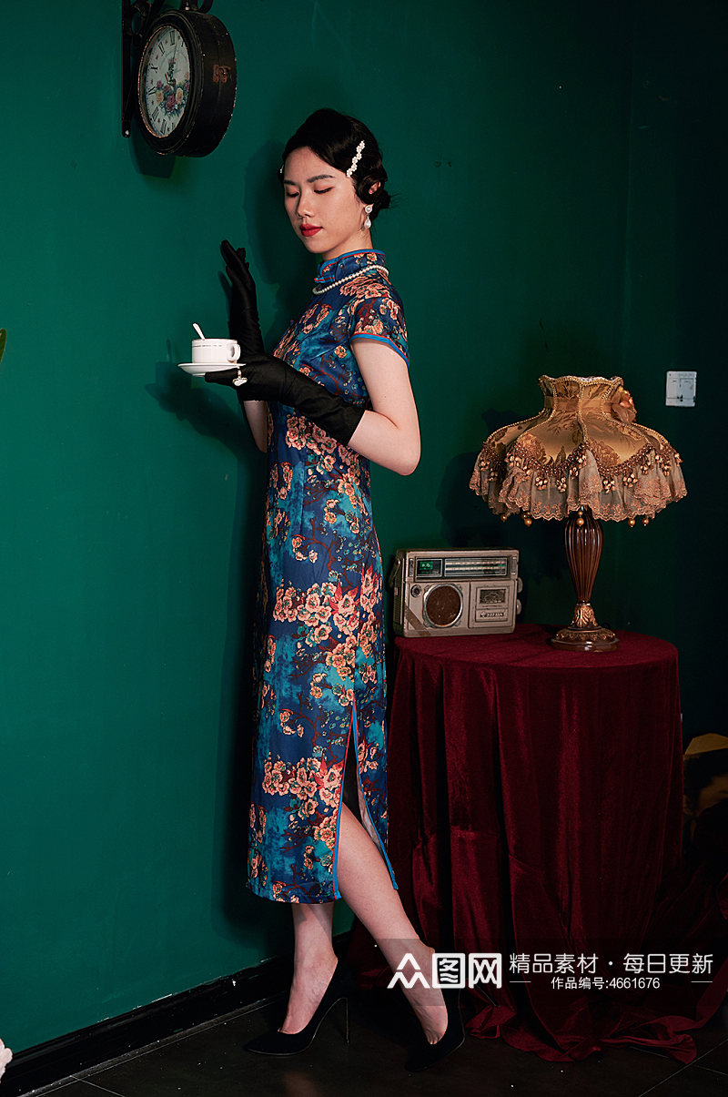 手拿咖啡中式旗袍女性商业摄影图照片素材