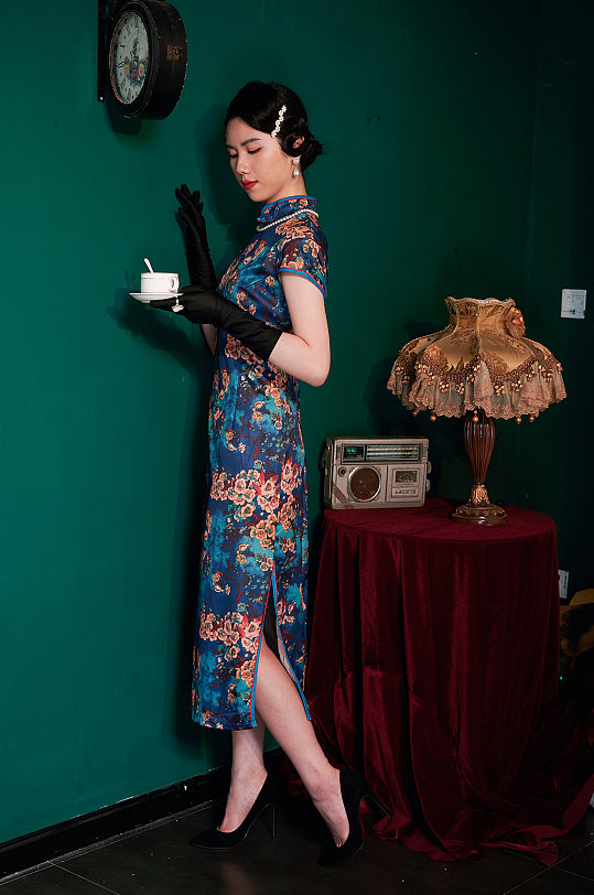 中式旗袍美女手拿咖啡国潮商业摄影图