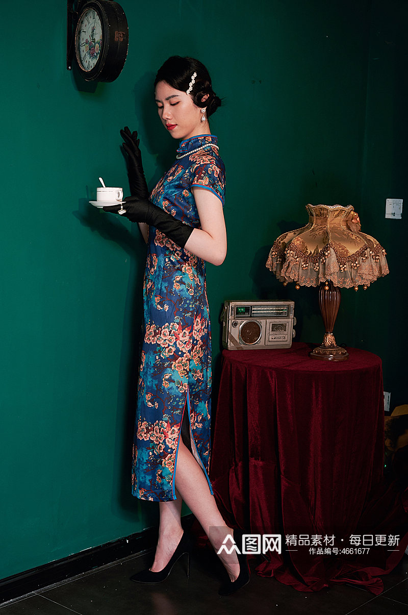 中式旗袍美女手拿咖啡国潮商业摄影图素材