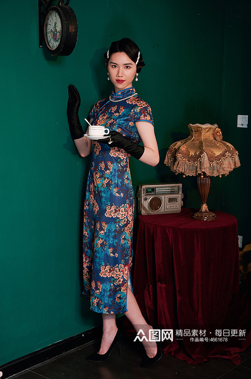 中式旗袍手拿咖啡美女商业摄影图素材