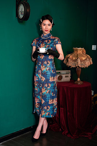 优雅中式旗袍美女商业摄影图手拿咖啡照片