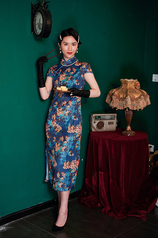 中式旗袍女性古风摄影商业摄影图糕点照片