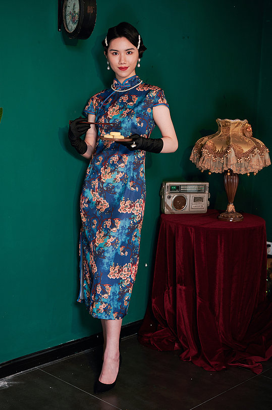 中式旗袍美女人像手拿糕点商业摄影图片照片