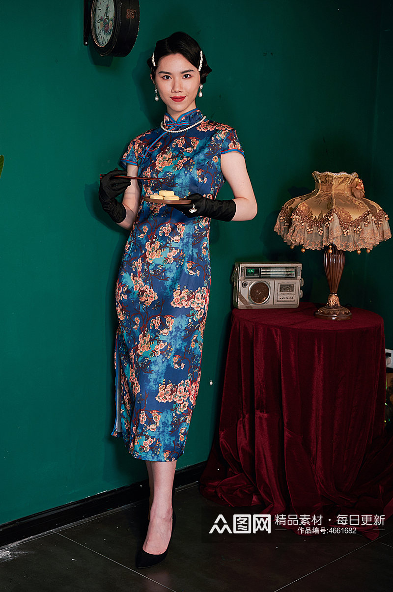 中式旗袍美女人像手拿糕点商业摄影图片照片素材
