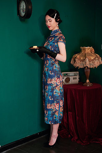 国潮旗袍美女商业人像摄影图中式糕点美女