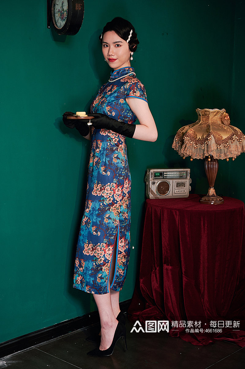 旗袍国潮女性手拿糕点商业摄影照片素材