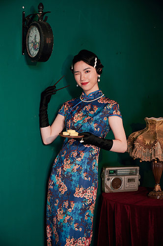 国潮美女旗袍女性中式糕点商业摄影图片