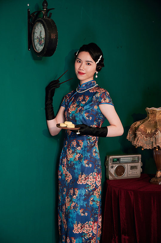 国潮女性中式旗袍人像美食商业摄影图