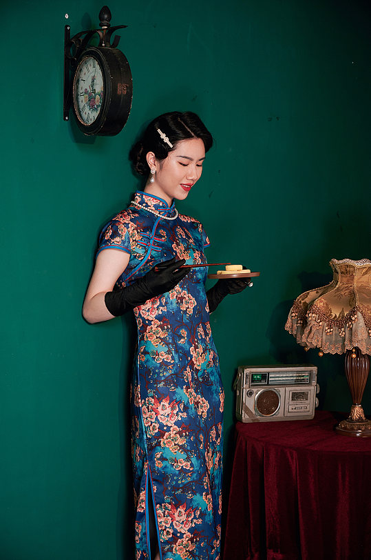 中式旗袍美女人像摄影图商业摄影美食图片