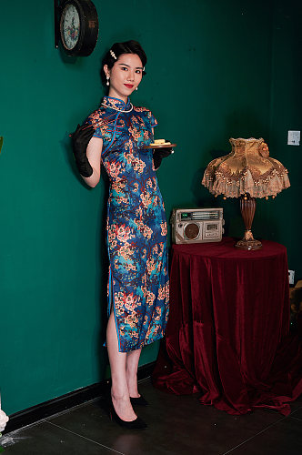 中式旗袍国潮美女手拿美食商业人像摄影图