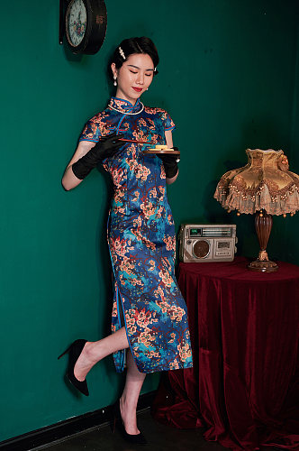 中式旗袍美女美食人像商业摄影图照片