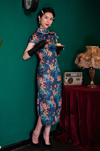 中式旗袍美女美食人像摄影图商业照片