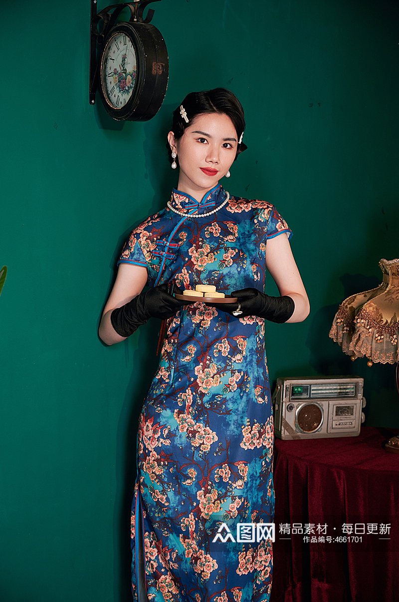 中式旗袍美女手持糕点商业摄影图片素材