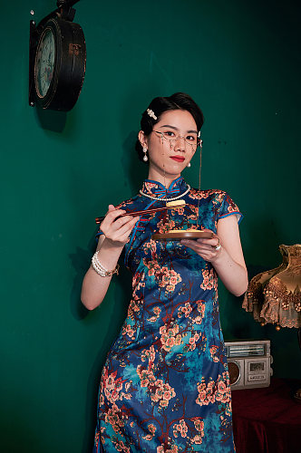 中式旗袍女性中式糕点商业摄影图片