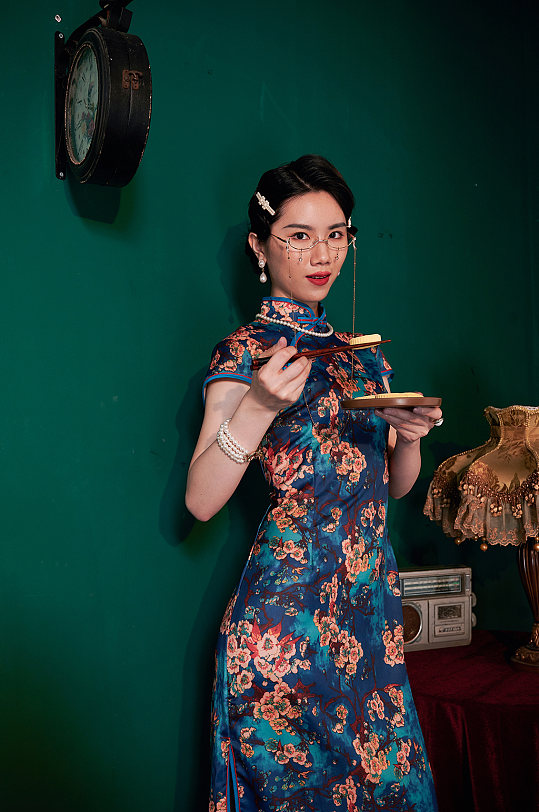 中式旗袍美女拿美食商业摄影照片图片