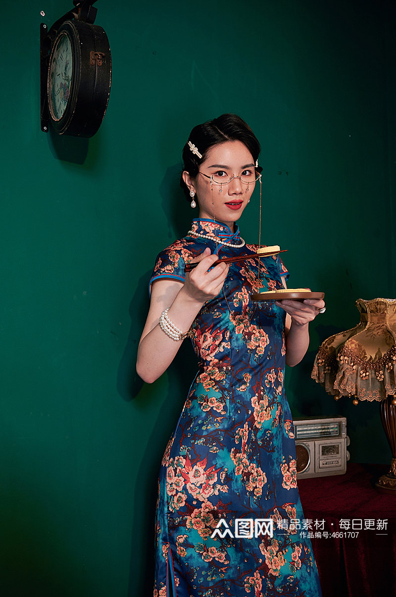中式旗袍美女拿美食商业摄影照片图片素材