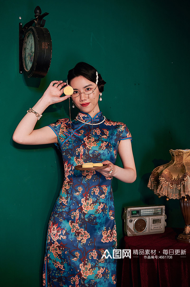 中式旗袍美女拿糕点商业摄影图照片素材