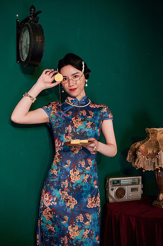 中式旗袍美女拿糕点商业摄影图照片