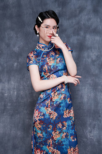 中式旗袍美女姿势摄影国潮商业摄影照片