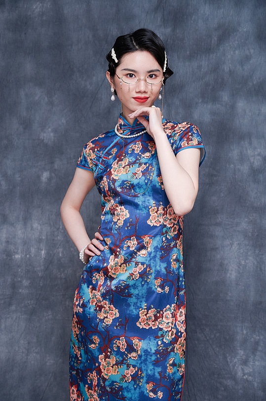 国潮旗袍美女商业摄影图中式人像摄影图片