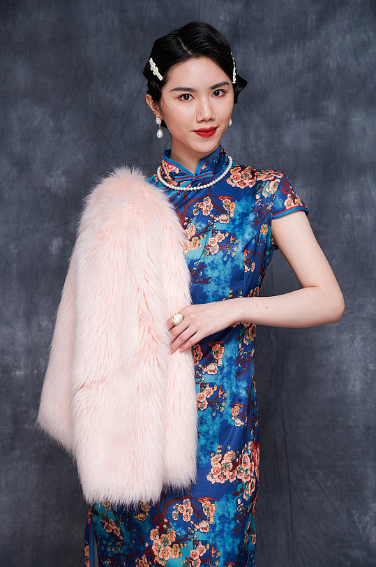 国潮造型旗袍美女绒毛大衣商业摄影照片