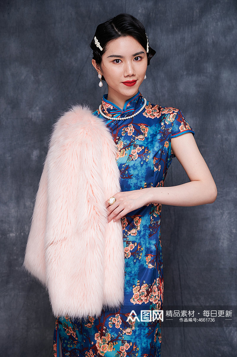 国潮造型旗袍美女绒毛大衣商业摄影照片素材
