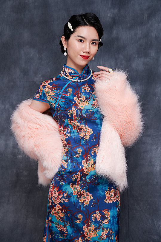 国潮女性古风旗袍绒毛外套商业摄影图片