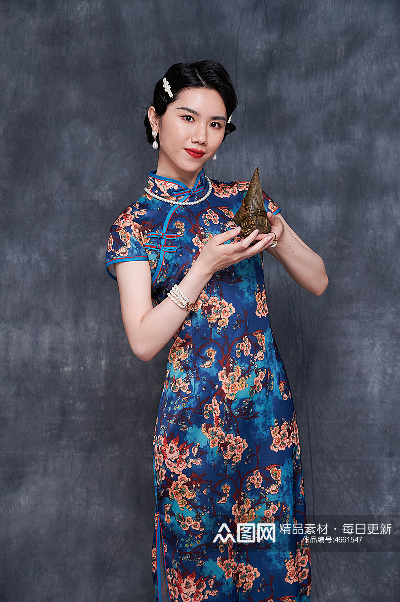 手拿粽子旗袍女性端午节人像摄影图商业摄影素材