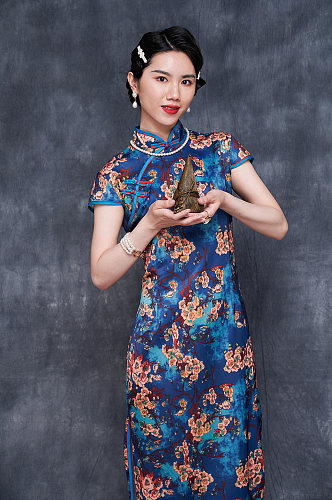 手拿粽子中式旗袍美女端午节摄影图