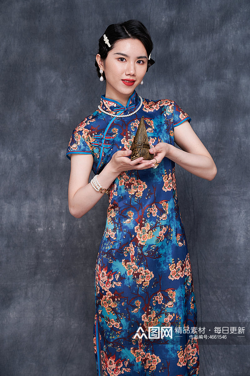手拿粽子中式旗袍美女端午节摄影图素材