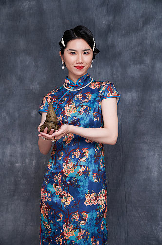 国潮美女拿粽子端午节创意旗袍女生摄影图