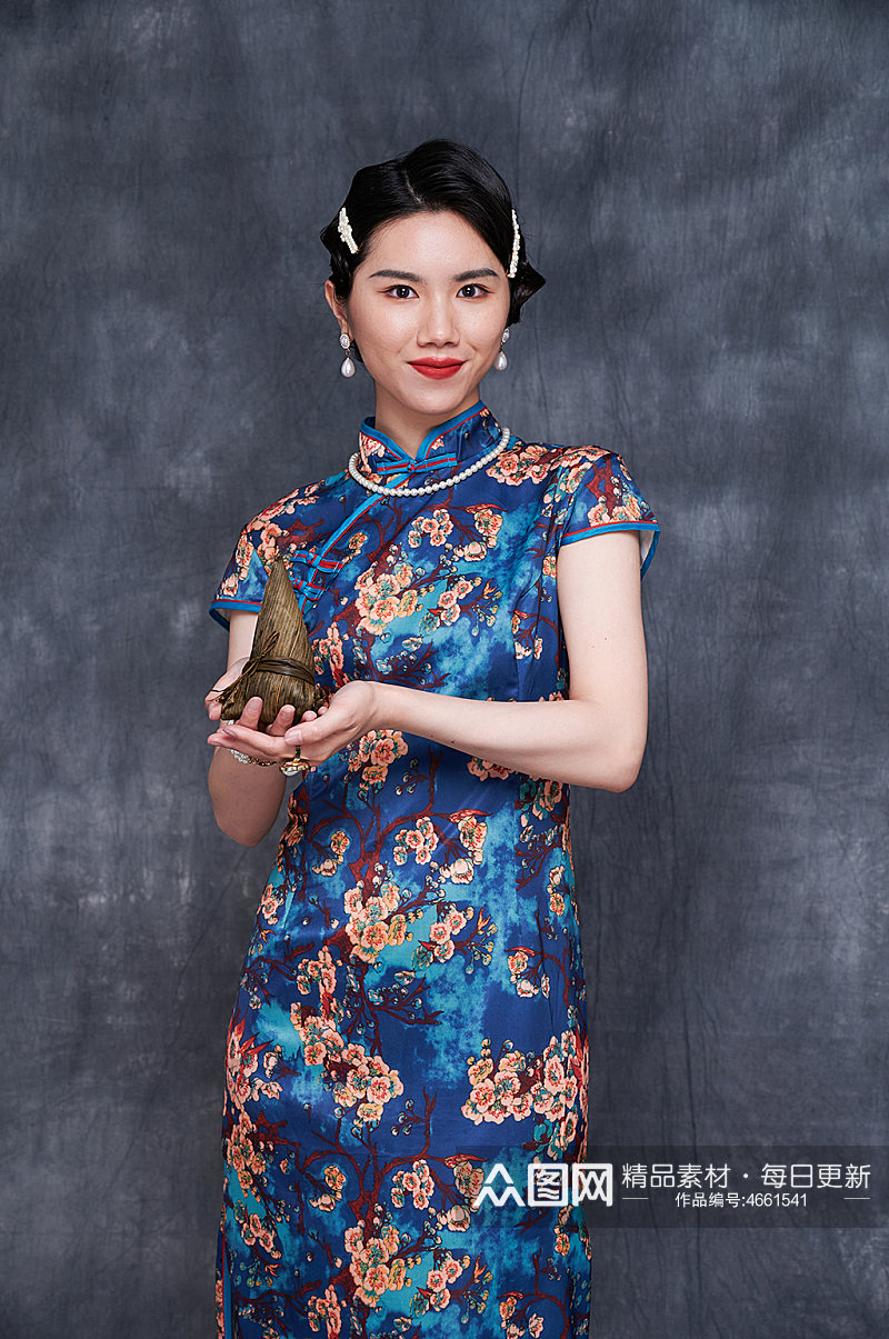 国潮美女拿粽子端午节创意旗袍女生摄影图素材