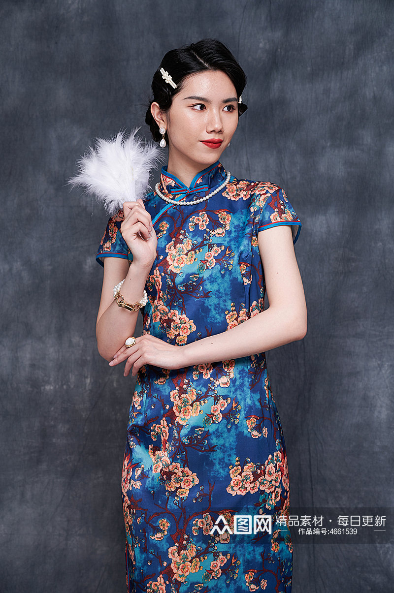 中式手拿蒲扇美女旗袍造型商业摄影图素材