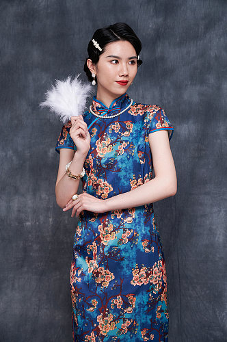 中式手拿蒲扇美女旗袍造型商业摄影图
