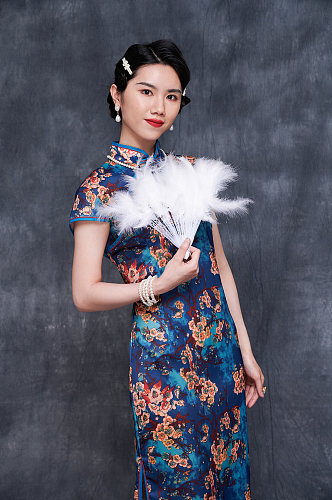 国潮拿蒲扇美女旗袍造型商业摄影图