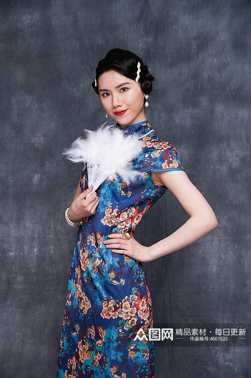 国潮拿蒲扇美女旗袍造型商业摄影图素材