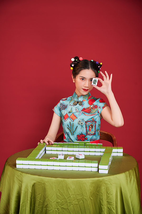 国潮红色扇子麻将旗袍美女创意造型摄影图