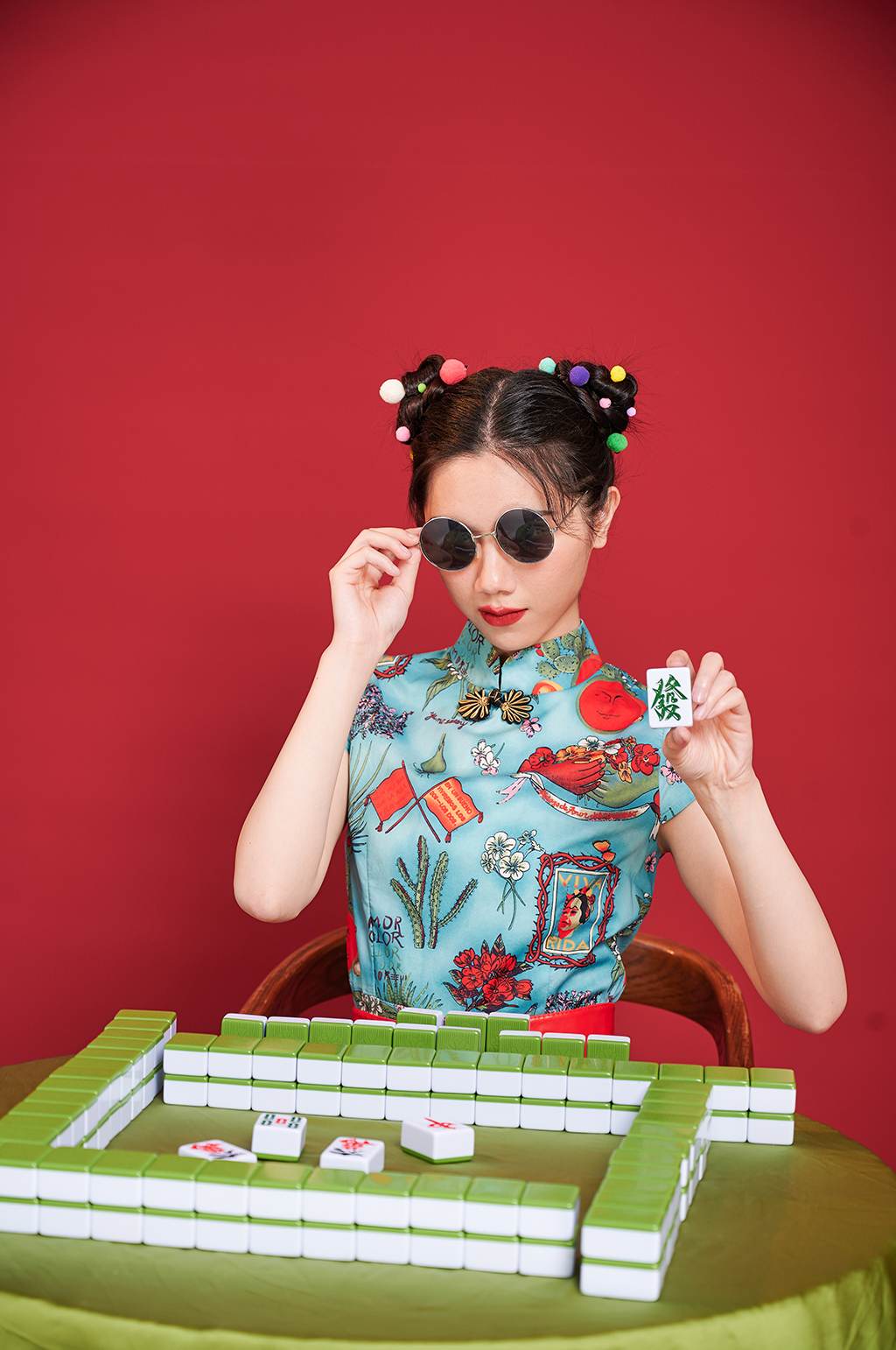 旗袍国潮美女麻将眼镜扇子造型商业摄影图素材